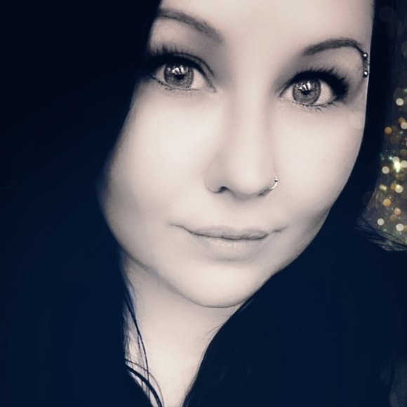 Meet your Posher, Alyssa - Picture 2 of 7